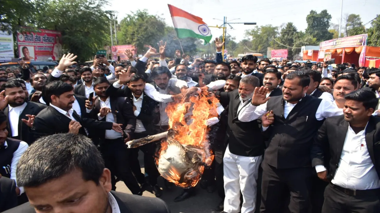 Barabanki News :  प्रदर्शनकारी 11 अधिवक्ताओं पर प्राथमिकी, पांच अज्ञात भी शामिल