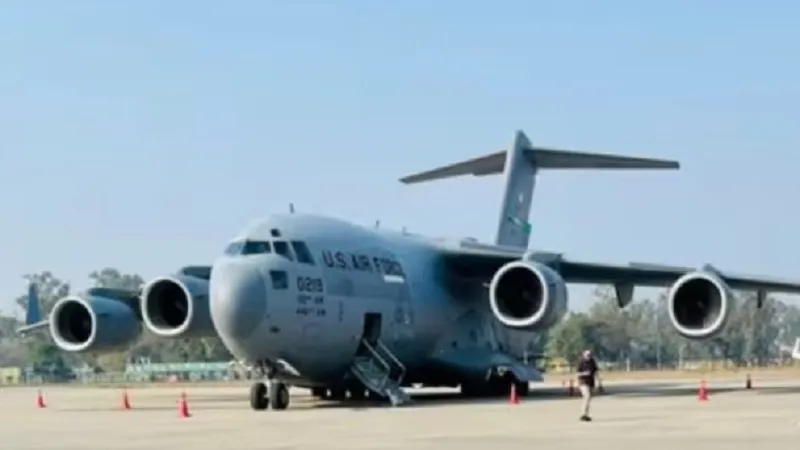 अमृतसर उतरा अमेरिकी विमान, निर्वासित ने बेड़ियां पहनाए जाने का किया दावा...हत्या के दो आरोपी गिरफ्तार 