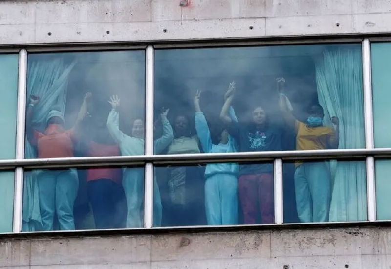 US : अमेरिका से निर्वासित 300 लोग पनामा के होटल में कैद, प्रवासियों ने खिड़कियों पर लिखा-मदद करें!