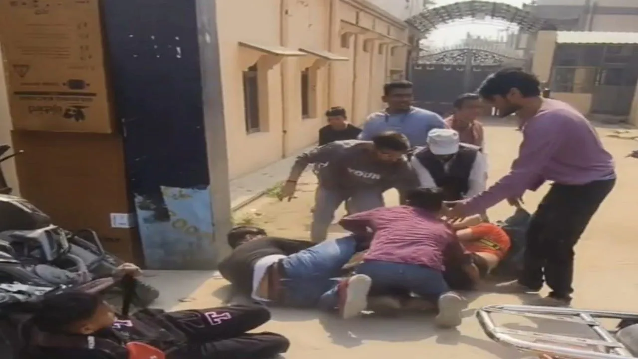 अयोध्या: होटलकर्मियों ने श्रद्धालुओं को सरेआम पीटा, कॉफी बनी विवाद की वजह