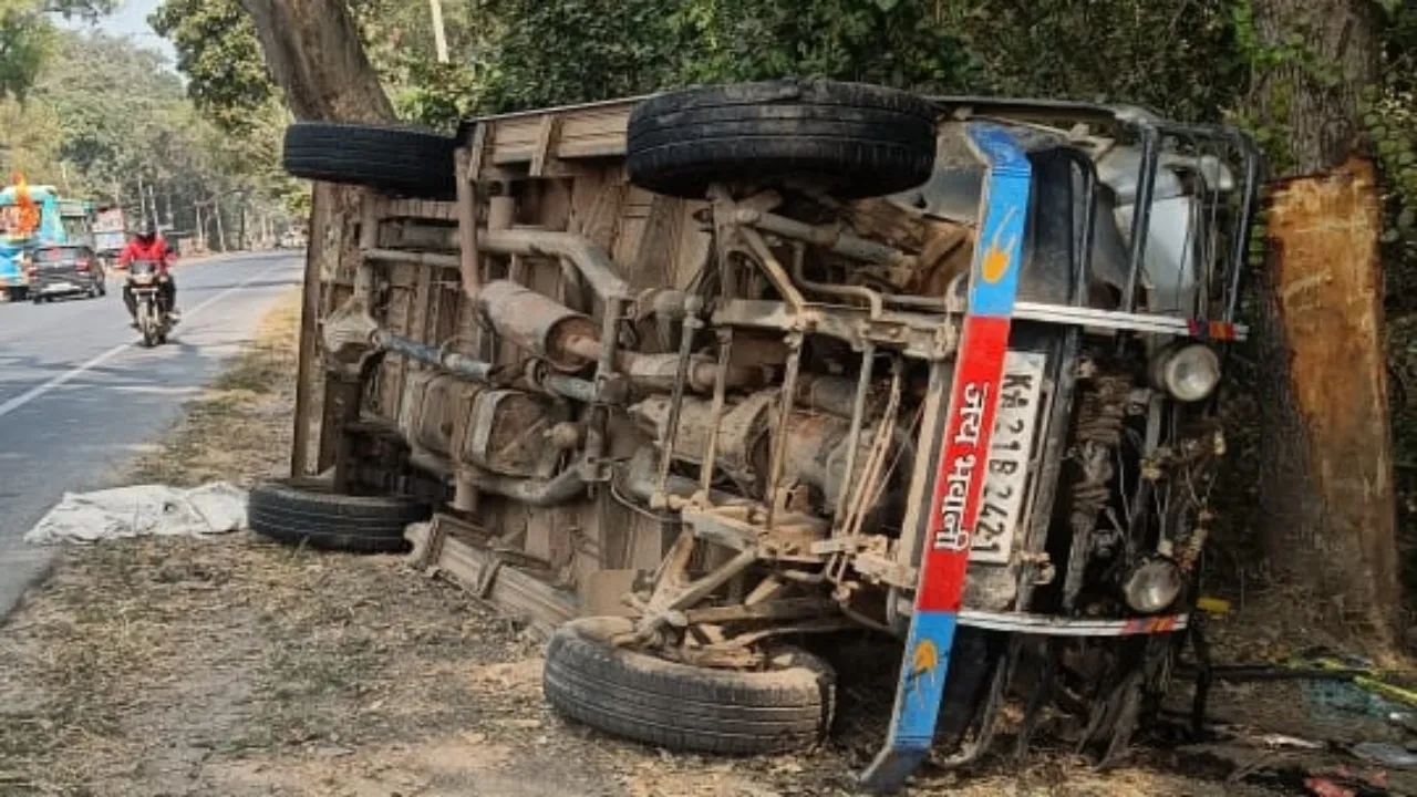 Ayodhya incident : एसयूवी की टक्कर से श्रद्धालुओं से भरा ट्रैवलर पलटा, 12 घायल 