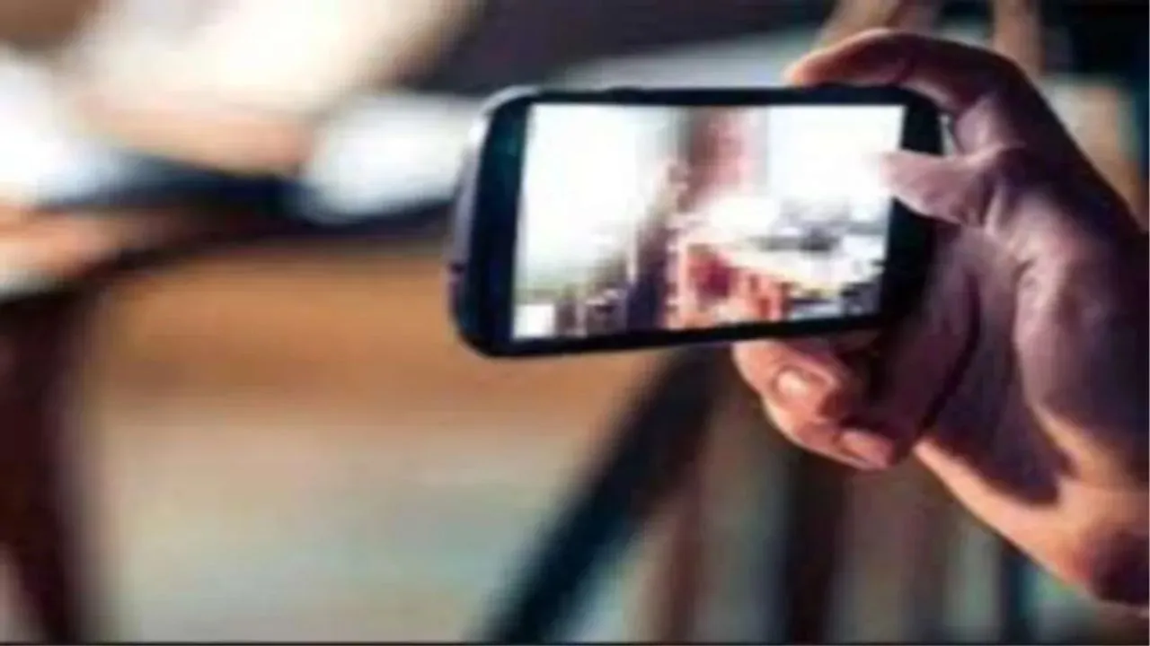 Kanpur: युवक ने नशीली कोल्ड ड्रिंक पिलाकर बनाई वीडियो, कर रहा ब्लैकमेल, पीड़िता ने अवसाद में खुद को घर में किया कैद  