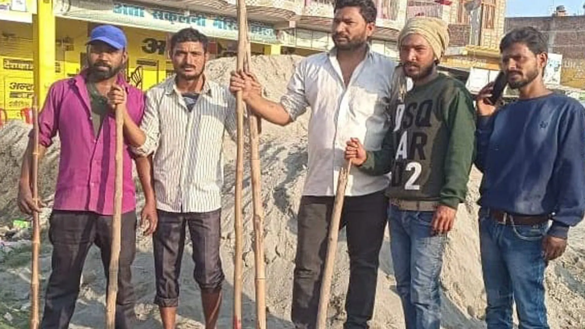 रामपुर:आवारा कुत्ते का आतंक...मिलक में 24 को काटा, लोगों ने पीट-पीटकर मार डाला