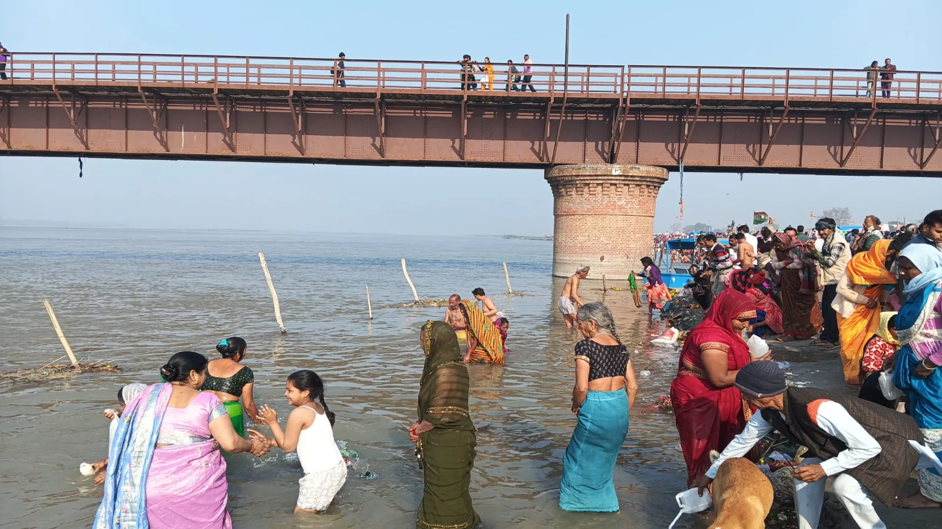 संभल: गंगा घाटों पर श्रद्धालुओं ने लगाई आस्था की डुबकी, गूंजे जयकारे 