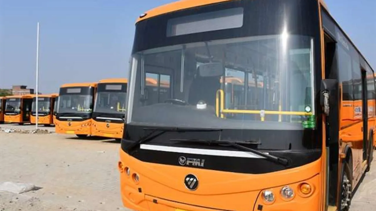 Kanpur: तीन इलेक्ट्रिक बसें खाक, चुप्पी साधे बैठे रहे अधिकारी, न RTO ऑफिस में सरेंडर नहीं की आरसी, न आग बुझाने का सबूत लिया