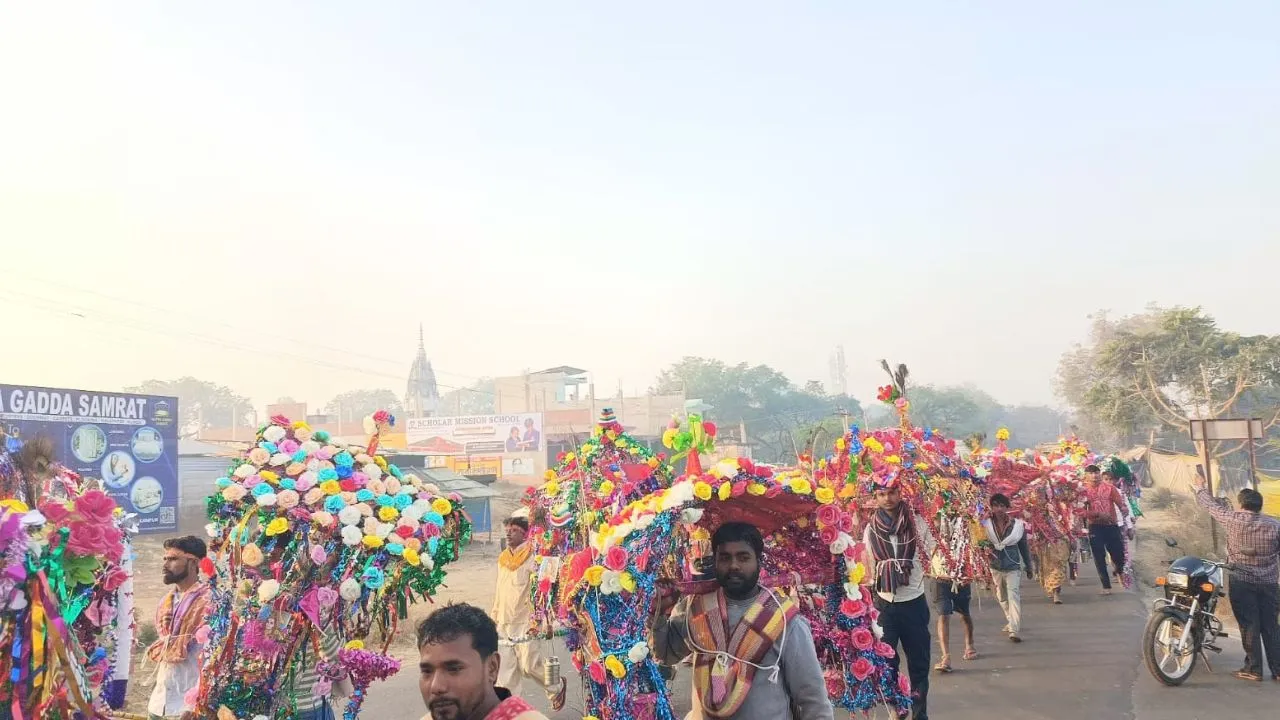 उन्नाव में बम-बम भोले का जयघोष, पैरों में घुंघरू बांधकर निकले कांवड़िये