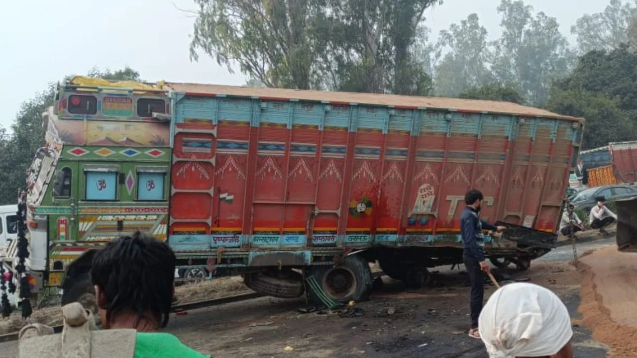 उन्नाव में ट्रक का टायर बदल रहे चालक व क्लीनर को डंपर ने रौंदा, दोनों की मौत; हादसे के बाद हाईवे पर लगा जाम