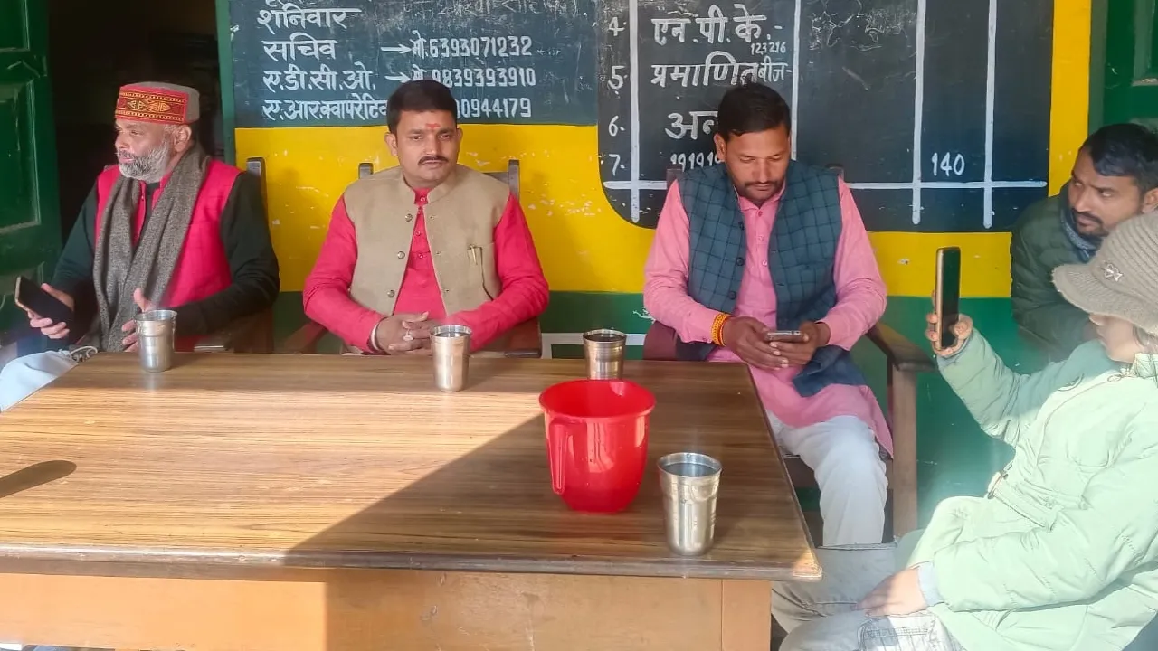 Ayodhya News : महाकुंभ के कारण दुकानों से उर्वरक गायब, एक बोरी यूरिया के लिए दर दर भटक रहे किसान