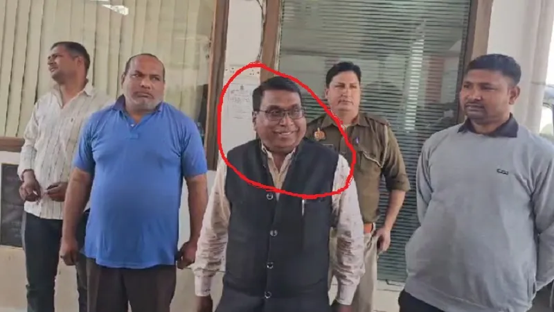 अमरोहा : एंटी करप्शन टीम ने 60 हजार रुपए लेते जेई और बिचौलिए को किया गिरफ्तार, नक्शा स्वीकृत करने की एवज में मांगी थी रिश्वत 