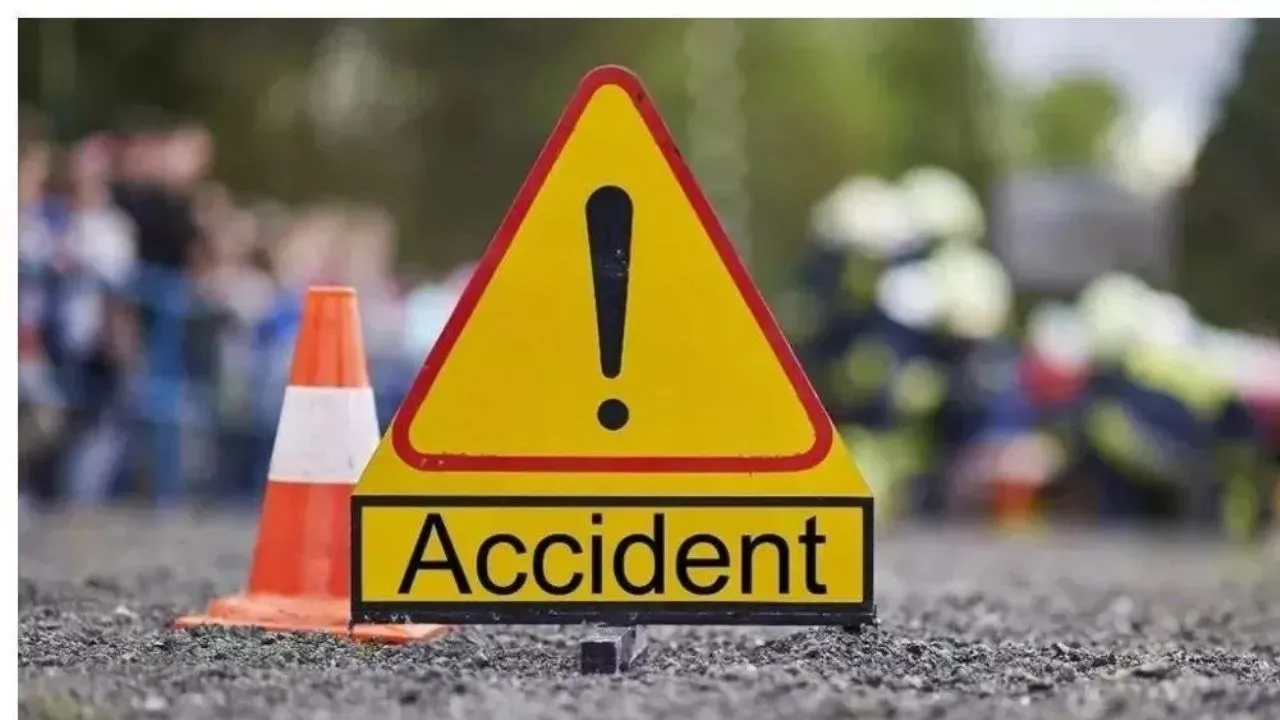 Fatehpur: कुंभ से वापस लौट रहे श्रद्धालु सड़क हादसे का शिकार, दो सगे भाइयों समेत तीन की मौत, दो गंभीर, अस्पताल में भर्ती