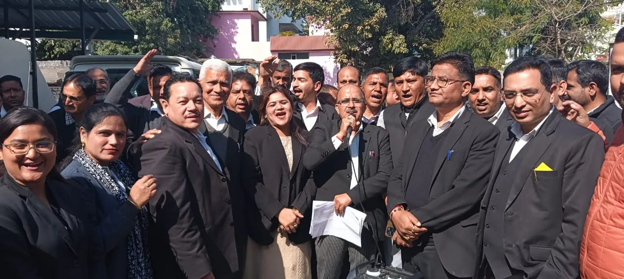 अधिवक्ता संशोधन अधिनियम पर उबाल, कार्य बहिष्कार  