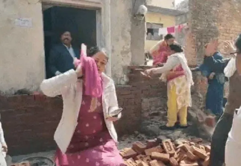 मुरादाबाद : हाईकोर्ट के आदेश पर एमडीए द्वारा बनाई गई दीवार लोगों ने गिराई, मधुबनी कालोनी में खुले अवैध रास्ते को कराया था बंद