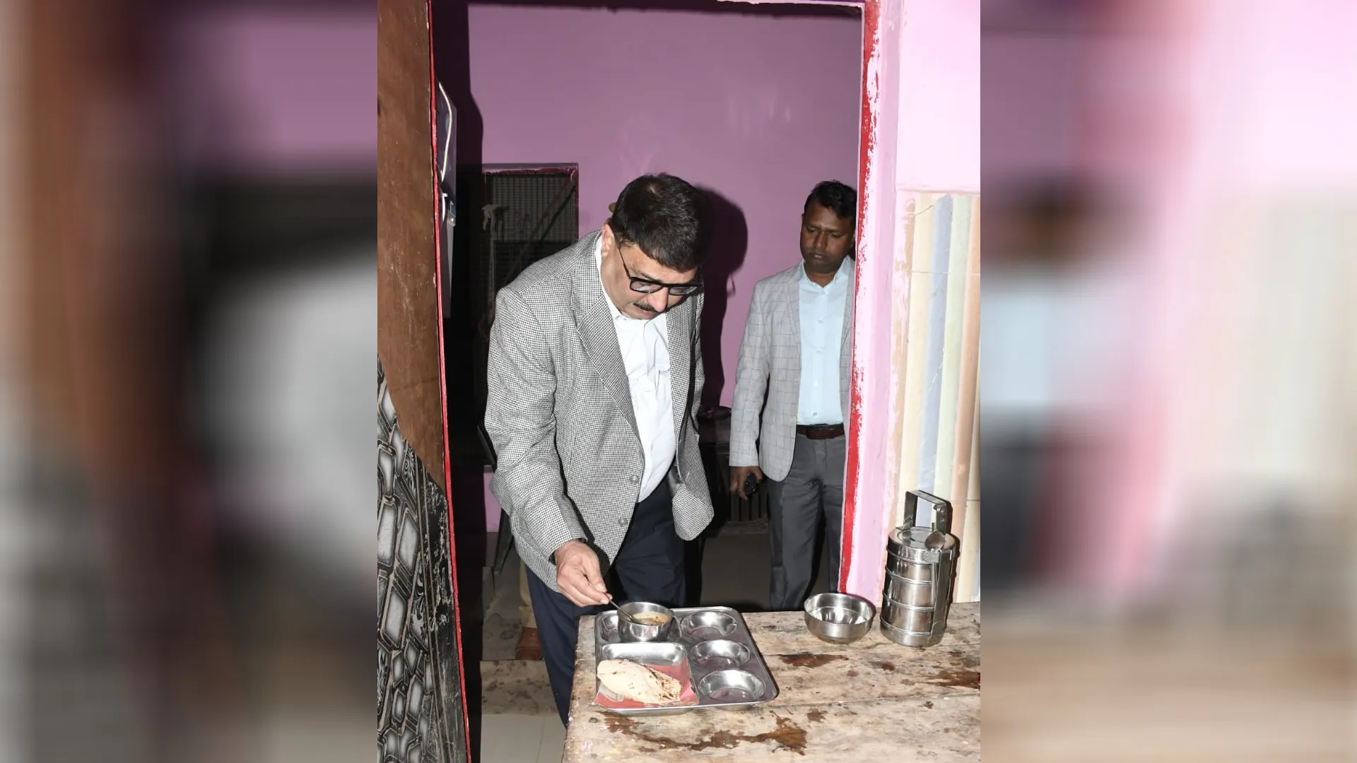 बदायूं: देर रात थाने पहुंच गए एसएसपी, चेक किया पुलिस वालों का खाना...जानिए क्या हुआ