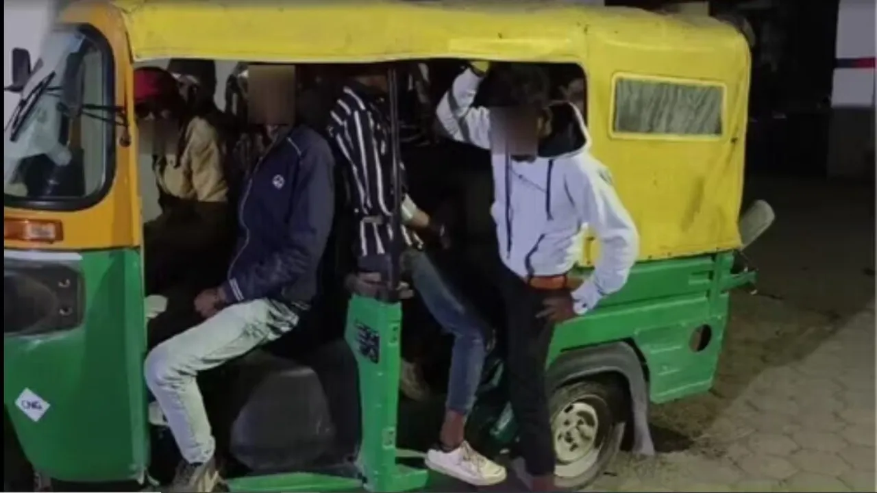 हे प्रभु!... 1, 2, 3, नहीं बल्कि 19 सवारियां बैठाकर फर्राटा भर रहा था आटो चालक, नजारा देख इंस्पेक्टर ने पकड़ा माथा, देखें Video