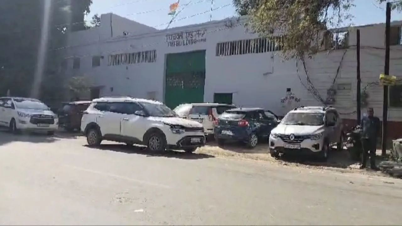 Kannauj में पंडित चंद्रवली एंड संस के यहां तीसरे दिन भी छापेमारी जारी, एसएनके की बोगस कंपनियों से तार जुड़े होने की आशंका