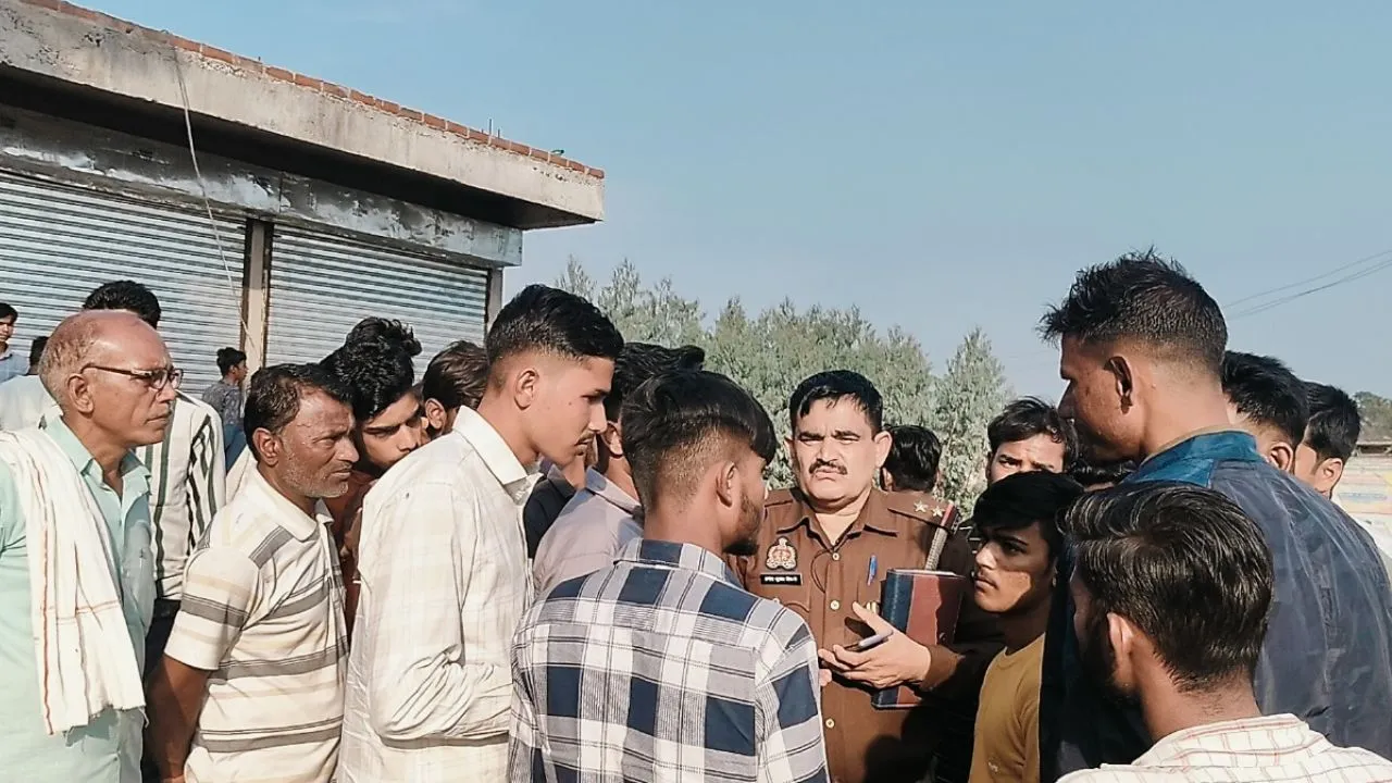 Kannauj में दो बाइकों की भिड़ंत: बहन के विवाह की तैयारी में लगे भाई की मौत, बाबा की हालत गंभीर, शादी की खुशियां मातम में बदलीं