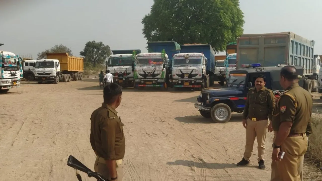 Kannauj में अवैध मौरंग मंडी पर पड़ा छापा, मौरंग लदे 39 ट्रक किये गये सीज