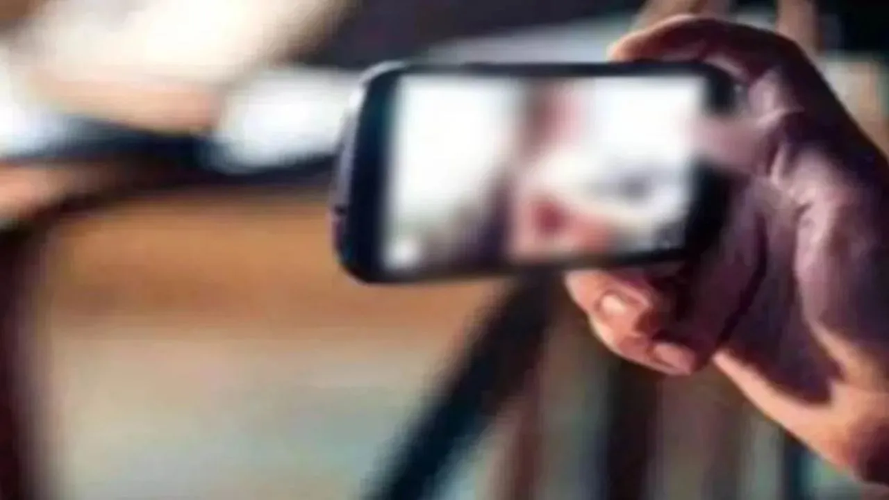 भदोही: युवक ने महिला का अश्लील फोटो और वीडियो सोशल मीडिया में किया अपलोड, मामला दर्ज 