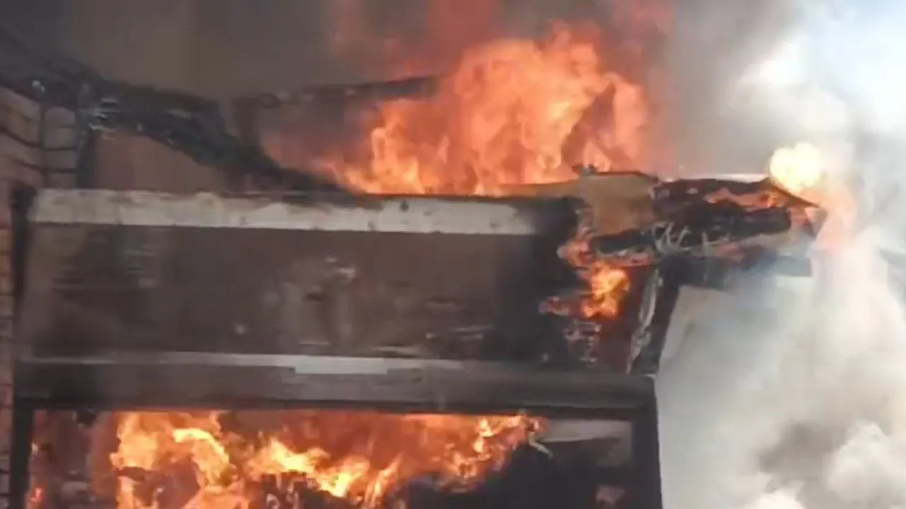 कानपुर में मछली बाजार के पास कबाड़ की दुकान में लगी भीषण आग: ऊंची-ऊंची लपटें उठती देख मची अफरातफरी, फायर ऑफिसर माैके पर...