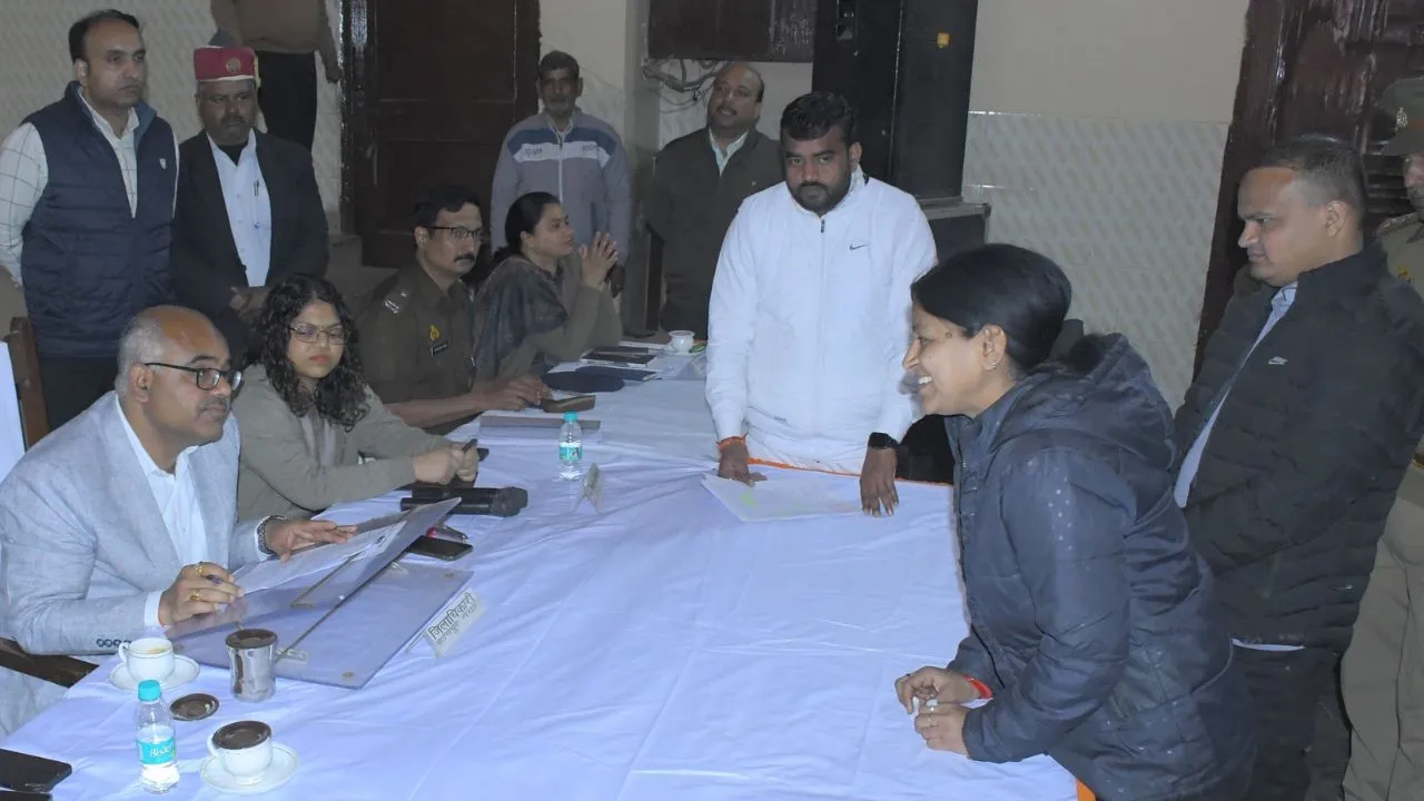 Kanpur: संपूर्ण समाधान दिवस पर डीएम ने दिव्यांगजनों की सुनी फरियाद, अधिकारियों को इस बात पर फटकारा...