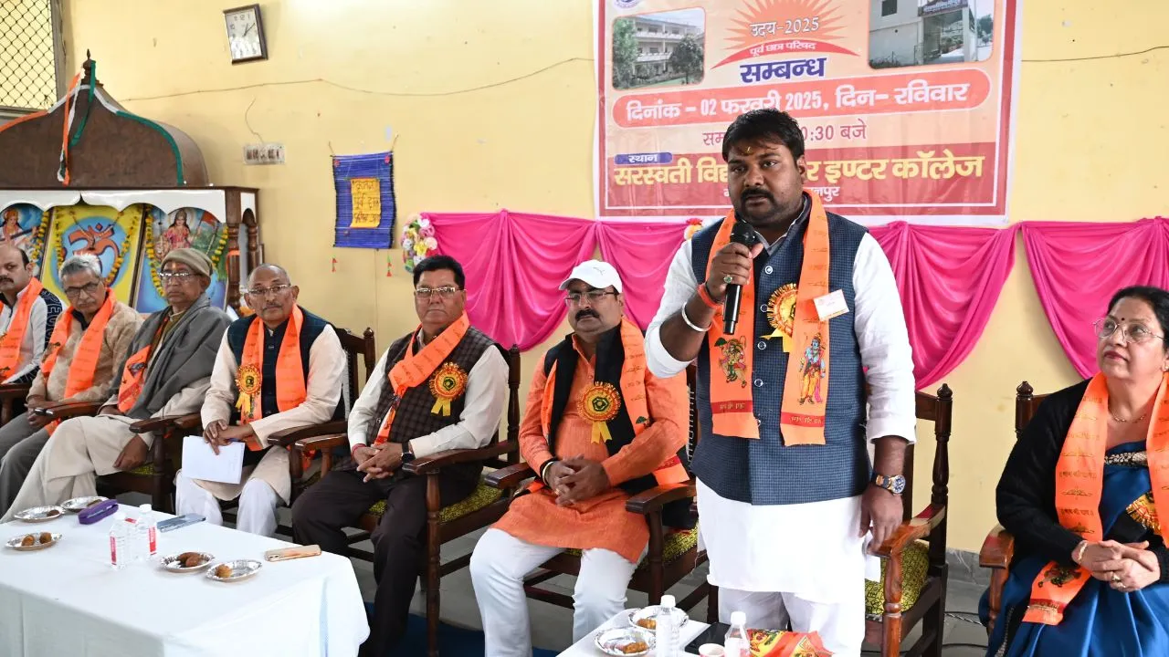 Kanpur के सरस्वती विद्या मंदिर में पहुंचे पूर्व छात्र, वर्षों बाद गुरूओं से मिलकर हुए भावुक, जानिए पूरा मामला 