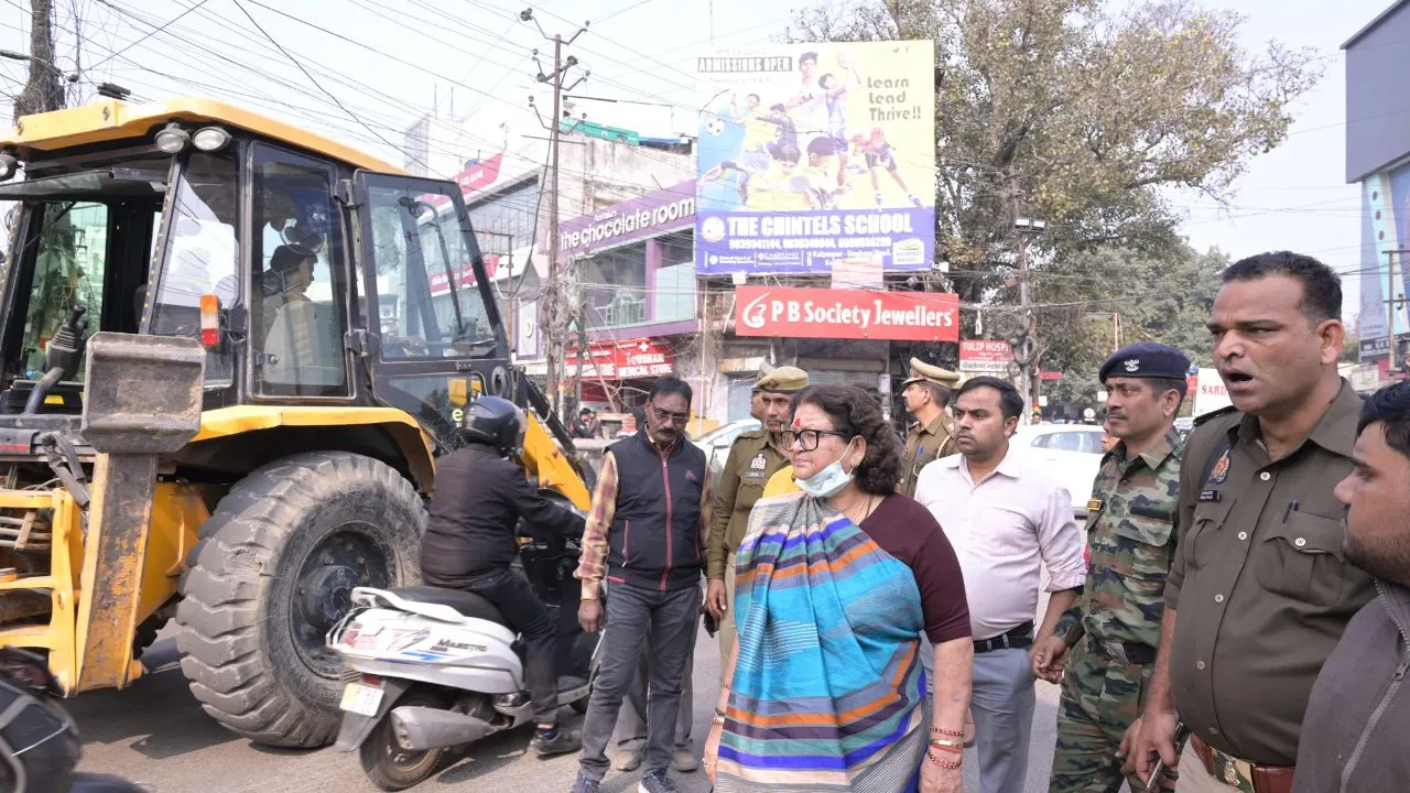 Kanpur में महापौर की चेतावनी, कहा- हुआ अतिक्रमण तो होगी FIR, बुलडोजर देख ठेला-ठेलिया लेकर भागे