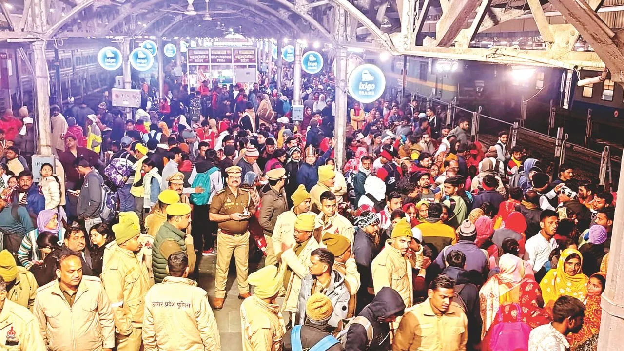 Kanpur सेंट्रल स्टेशन के प्लेटफार्मों पर रही भारी भीड़, प्रयागराज से आने वाली ट्रेनें फुल, इतनी स्पेशल ट्रेनों से गए श्रद्धालु...
