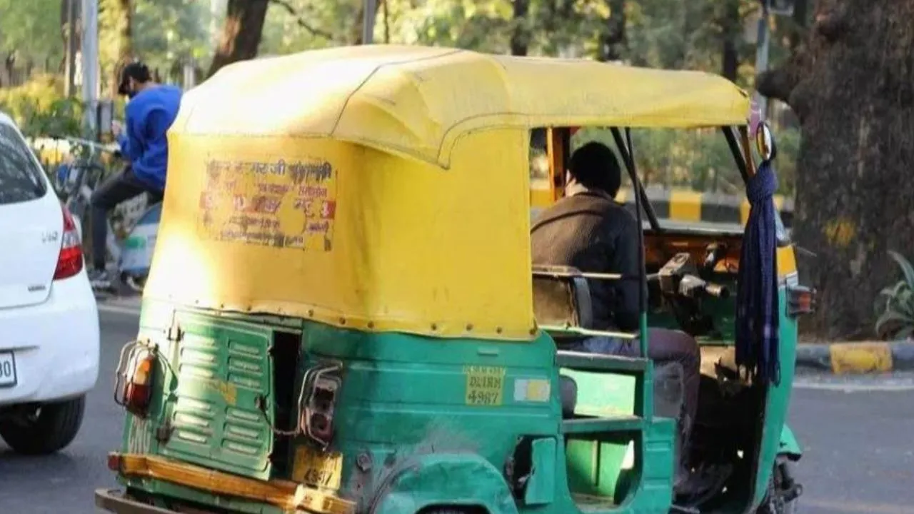 Kanpur: घंटाघर में सिपाही ने ऑटो चालक को पीटा, हाथ टूटा, जानिए पूरा मामला 