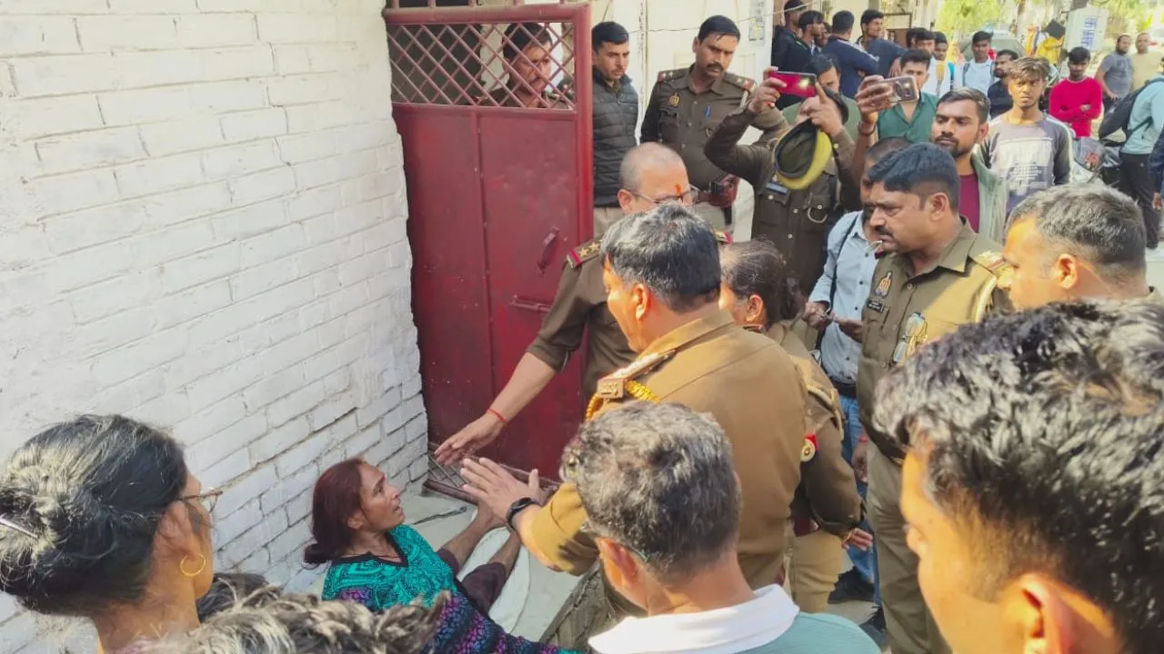 Kanpur में युवक ने की आत्महत्या: परिजनों ने युवती के घर के बाहर रखा शव, कहा- छेड़खानी की झूठी शिकायत से परेशान होकर उठाया कदम 