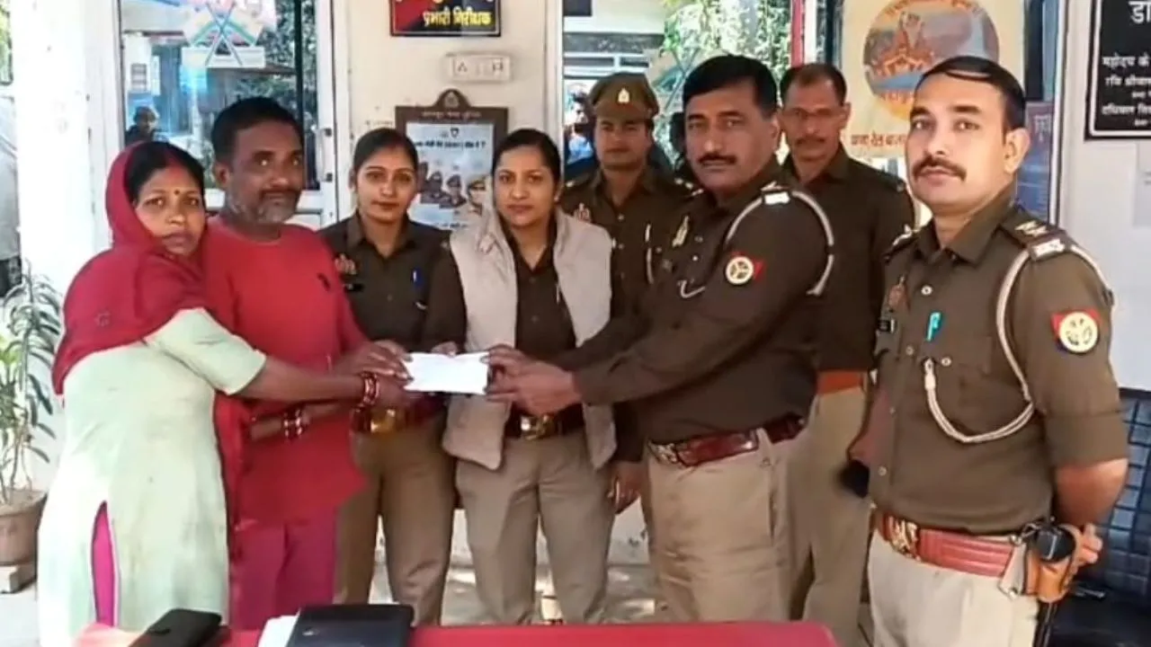 Kanpur: आग से बर्बाद हुई गृहस्थी तो पुलिस ने बढ़ाया मदद का हाथ, पीड़ित परिवार को दी इतने रुपये की मदद... परिवार के छलके आंसू 