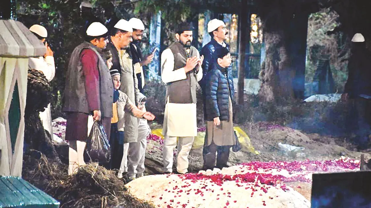 Kanpur: पूर्वजों की कब्र पर फातिहा, गुनाहों की माफी मांगी, दरुद-ओ-सलाम की बारिश, जगह-जगह जलसे