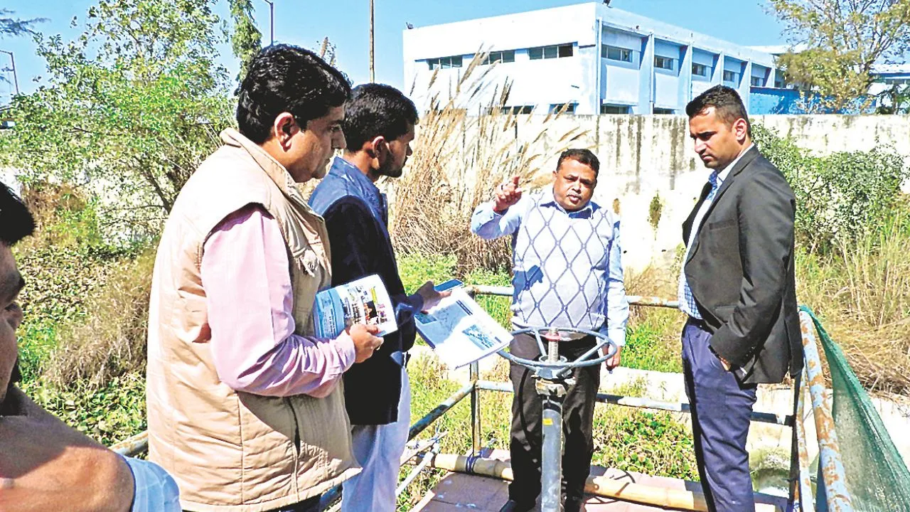 Kanpur: मकड़ीखेड़ा का जलभराव होगा दूर, नगर आयुक्त ने किया निरीक्षण, अधिकारियों को दिए ये निर्देश...