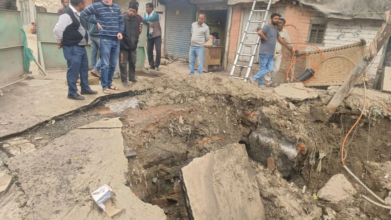 Kanpur: जूही में वाटर लाइन टूटने से जलापूर्ति ठप... 30 हजार की आबादी प्रभावित, दो दिनों तक बंद रहेगी पानी की सप्लाई
