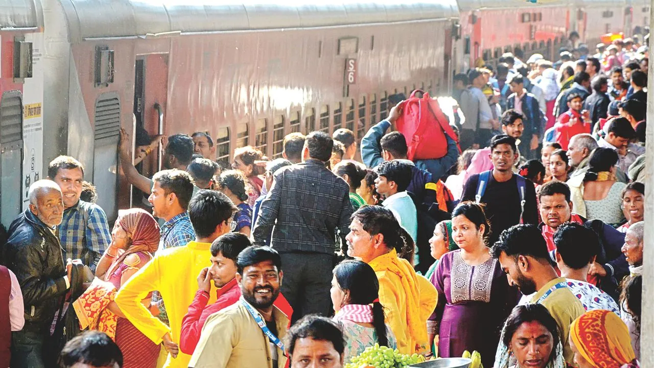 Kanpur: श्रद्धालुओं की सेंट्रल स्टेशन पर बढ़ी भीड़, ट्रेनों के कोचों में पैर रखने की जगह नहीं, दरवाजे पर बैठकर किया सफर