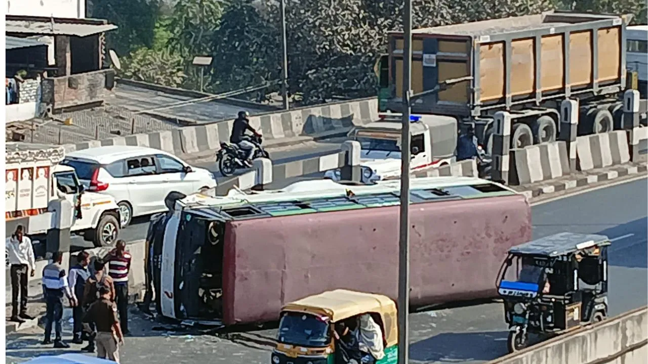 Kanpur में तेज रफ्तार बस अनियंत्रित होकर पलटी, यात्रियों में मची चीख-पुकार, कई लोग हुए घायल