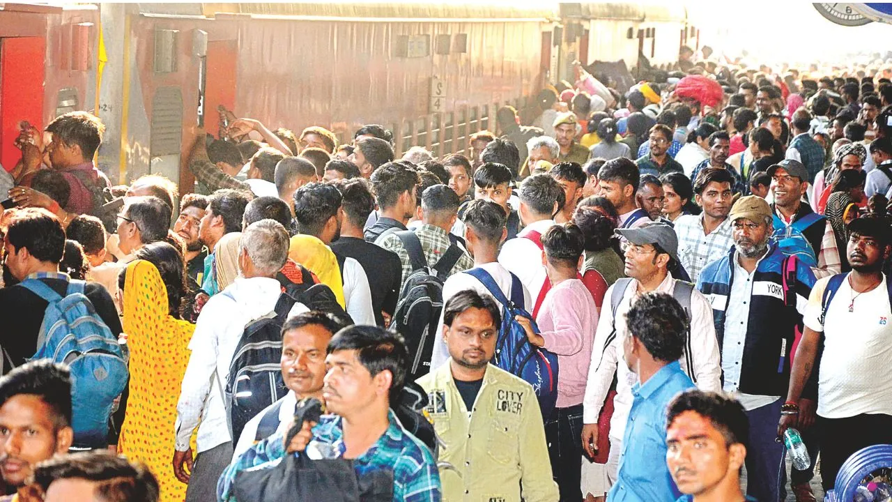 Kanpur: महाकुंभ से लौटने वाले श्रद्धालुओं से भरा रेलवे स्टेशन, प्रयागराज की मेला स्पेशल ट्रेनों में पहली बार नहीं दिखी भीड़