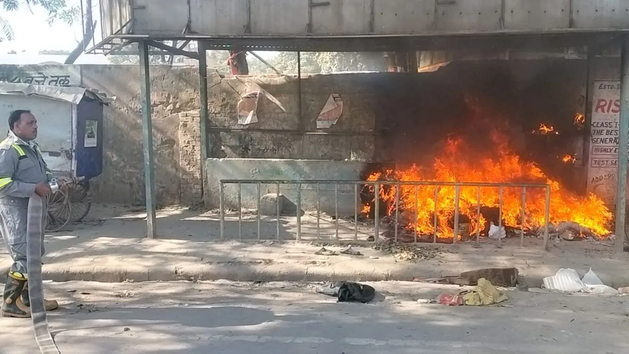 कानपुर के नौबस्ता में खाली प्लॉट में लगी आग: धुआं निकलता देख मचा हड़कंप, फायर बिग्रेड ने पाया काबू