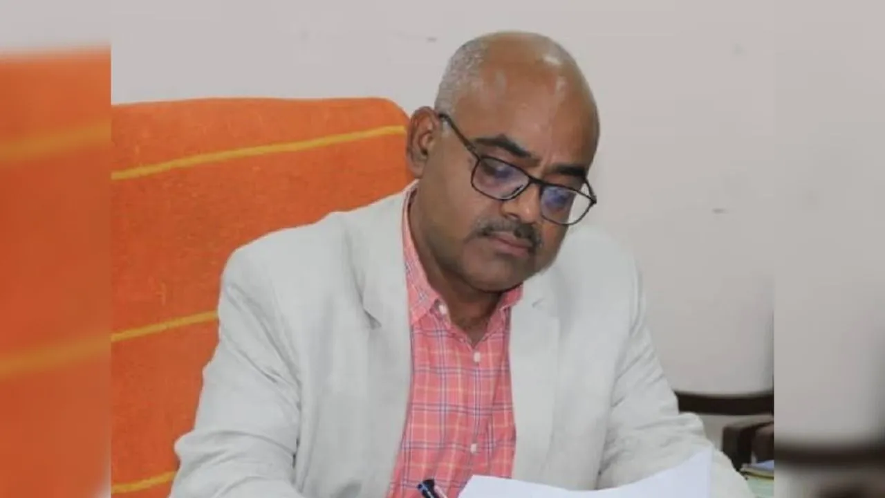 Kanpur: सहायक डाकपाल से मारपीट व रिवाल्वर लहराना पड़ा भारी, डीएम ने निरस्त किया असलहा लाइसेंस 