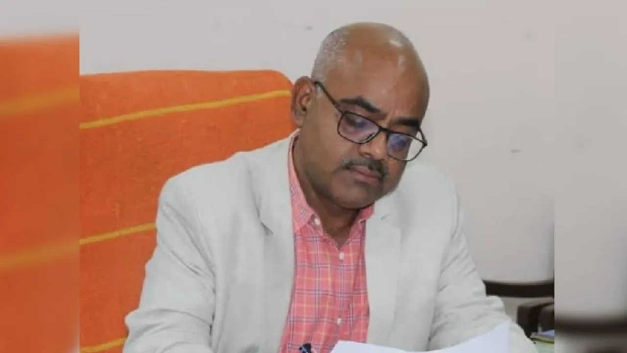 Kanpur: मां को घर से बेघर करने वाले बेटे को मिली फटकार, डीएम ने ताला खुलवाकर मां को भेजा घर, बेटे को चेतावनी