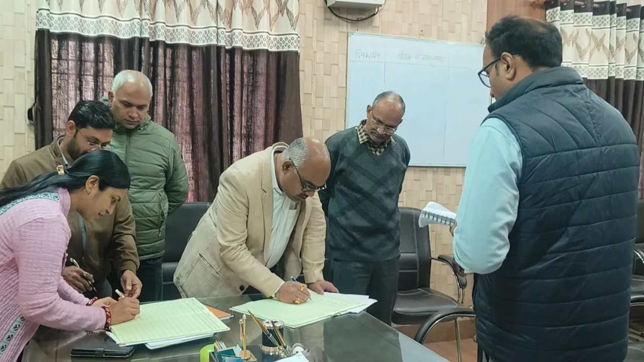 कानपुर डीएम सीएमओ ऑफिस 1