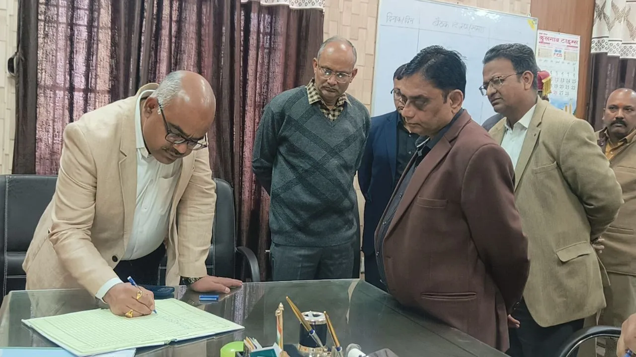 कानपुर में DM जितेंद्र प्रताप सिंह ने किया निरीक्षण: CMO समेत 34 कर्मचारी मिले अनुपस्थित, एक दिन का वेतन रोकने के दिए निर्देश