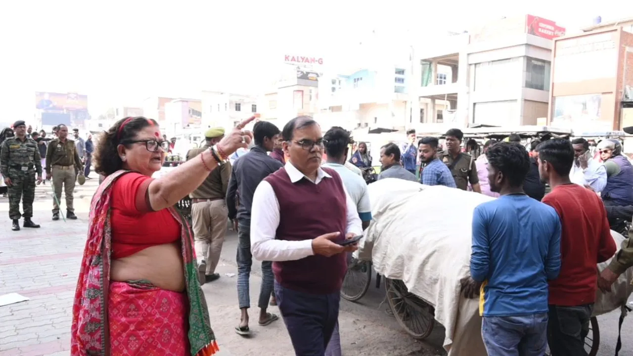 21 दिन पहले चले अभियान के बाद फिर हुआ कब्जा: कानपुर में महापौर ने बुलडोजर चलवाकर सामान कराया जब्त, पुलिस देख भागे दुकानदार