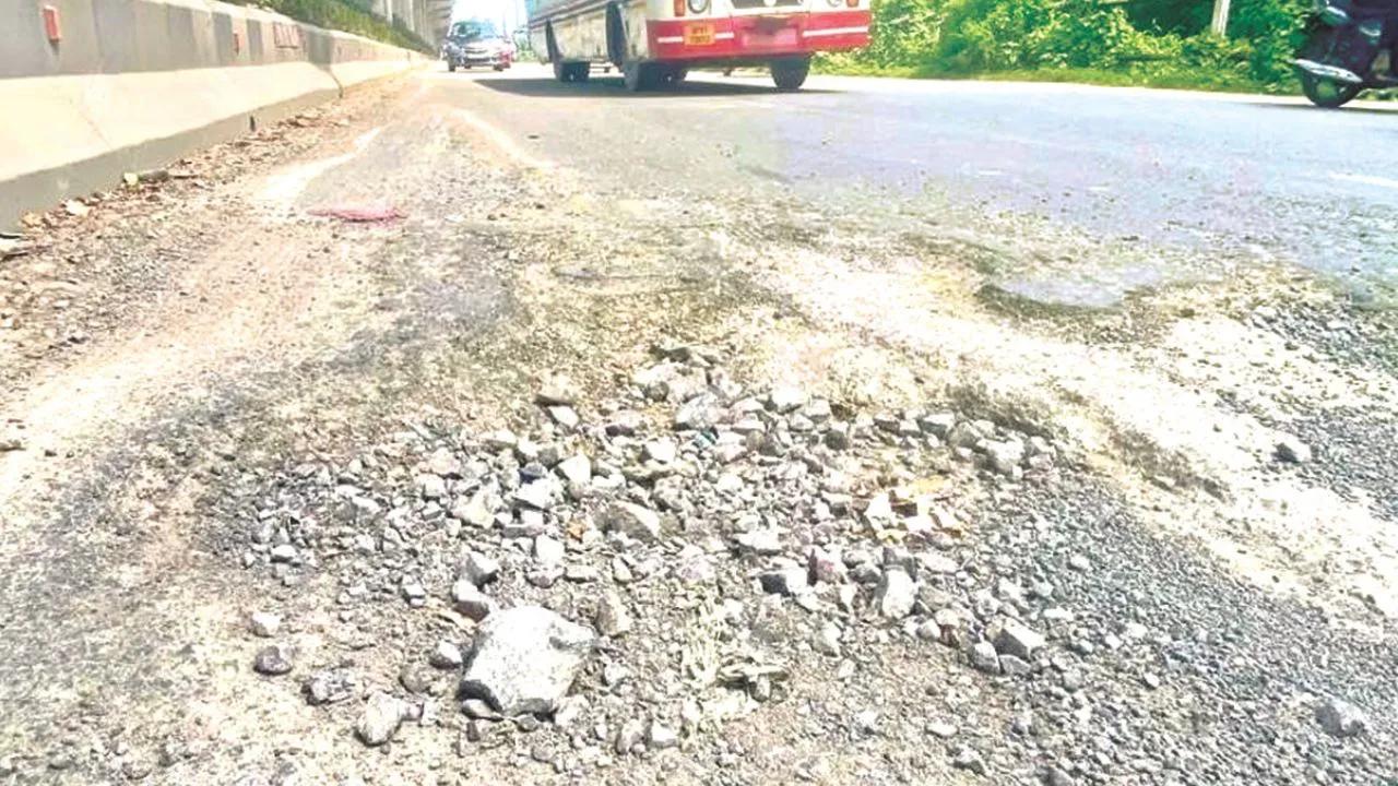 कानपुर रोड टूटी 1