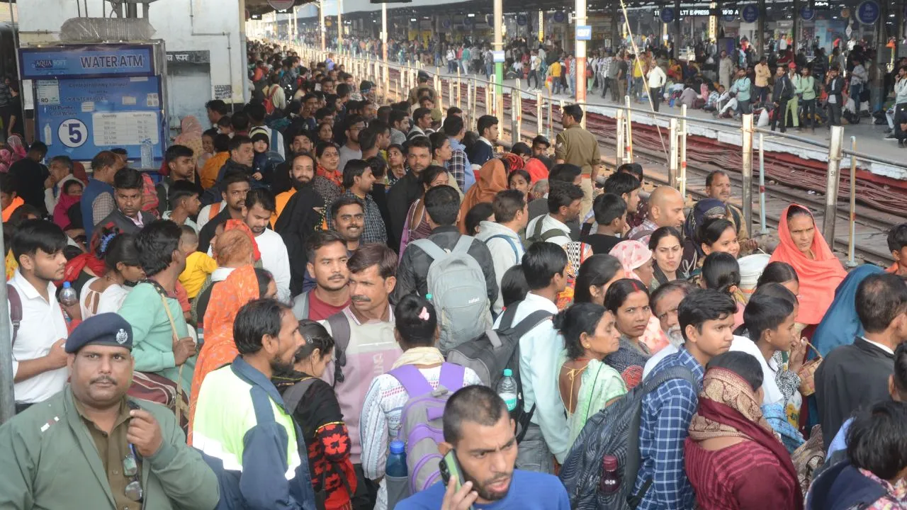 महाशिवरात्रि पर अंतिम अमृत स्नान करने के लिए Mahakubmh जाने की होड़: कानपुर सेंट्रल पर उमड़ा जनसैलाब, पुलिस ने मोर्चा संभाला