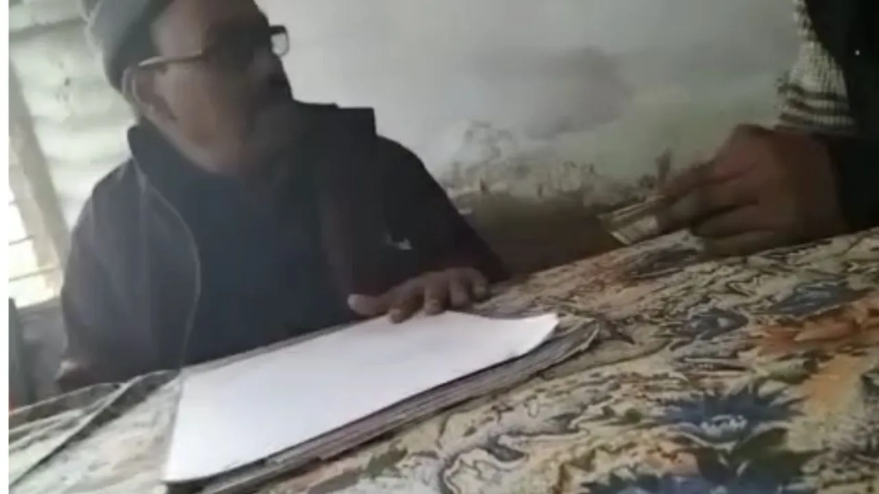 फतेहपुर में कानूनगो किसान से पांच सौ रुपये की रिश्वत लेते कैमरे में कैद...VIDEO वायरल, नक्शा बनाने के नाम पर मांगे...