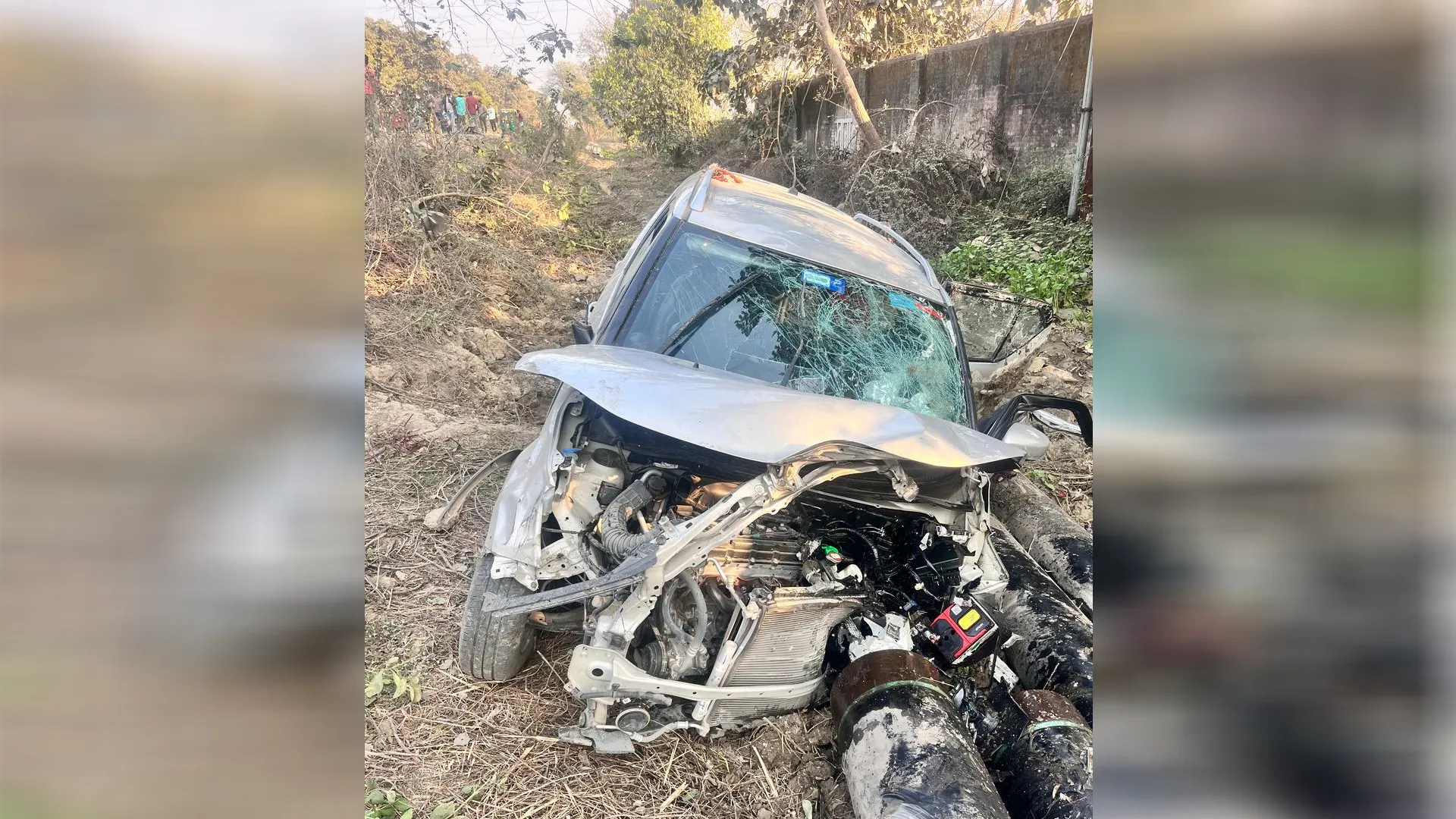 शाहजहांपुर: महाकुंभ से लौट रही कार खाई में पलटी, सात घायल 