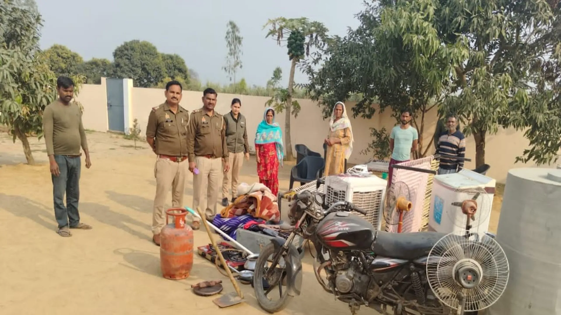 शाहजहांपुर: न्यायालय से फरार चल रहे हत्या के आरोपी के घर कुर्की