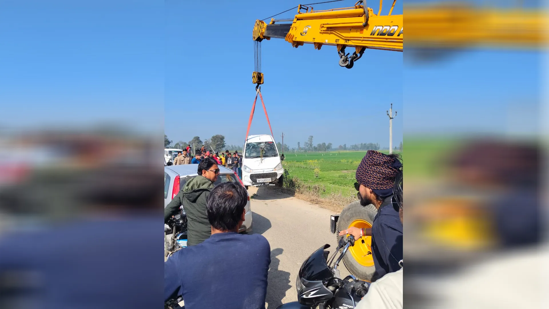 पीलीभीत: बेकाबू होकर खाई में पलटी कार, फरिश्ता बनकर आई पुलिस ने बचाई युवकों की जान