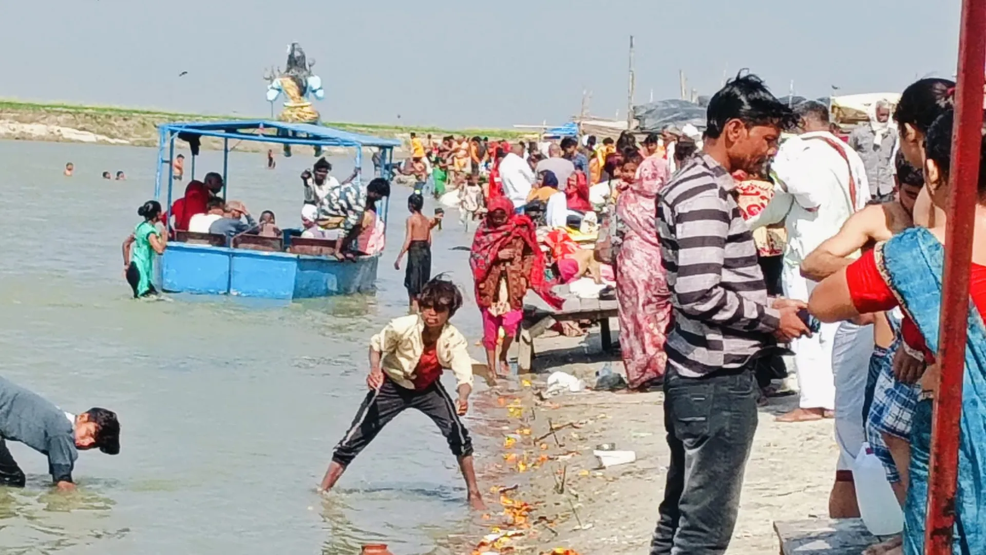 कासगंज: माघी पूर्णिमा पर हर-हर गंगे के जयकारों से गूंजे गंगा घाट