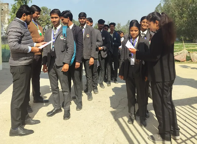 रामपुर : कड़ी सुरक्षा के बीच शुरु हुई सीबीएसई परीक्षा, सघन तलाशी के बाद मिला परीक्षार्थियों को प्रवेश